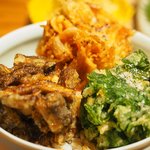 立場割烹 SSAW - 三種のかき揚げ丼 1000円 の桜えび、春菊と小柱、牛蒡と舞茸