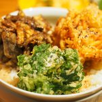 立場割烹 SSAW - 三種のかき揚げ丼 1000円 の桜えび、春菊と小柱、牛蒡と舞茸