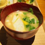 立場割烹 SSAW - 三種のかき揚げ丼 1000円 の鯛ワンタンのあら汁仕立て