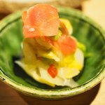 立場割烹 SSAW - 三種のかき揚げ丼 1000円 の塩麹のお新香(白菜と京人参)