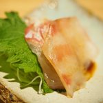 立場割烹 SSAW - 三種のかき揚げ丼 1000円 の真鯛の昆布〆