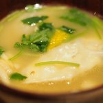 立場割烹 SSAW - 三種のかき揚げ丼 1000円 の鯛ワンタンのあら汁仕立て