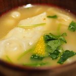 立場割烹 SSAW - 三種のかき揚げ丼 1000円 の鯛ワンタンのあら汁仕立て