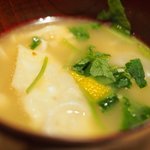 立場割烹 SSAW - 三種のかき揚げ丼 1000円 の鯛ワンタンのあら汁仕立て