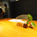 立場割烹 SSAW - 店内のテーブル席の風景です