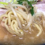 らーめん弁慶 - 味噌チャーシュー麺の麺とスープアップ