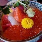 志のや - 今年もありつけましたよ イクラの宝石箱や～(笑)な 鮭の親子丼 (^o^)