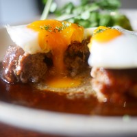 赤坂 津つ井 総本店 - ハンバーグの中からは肉汁ジュワっと、半熟目玉焼きはトロ～り