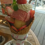 common ginza - ストロベリーチーズケーキパフェ