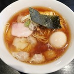 支那ソバ　小むろ - 「ワンタンメン(醤油)(880円)+味付け玉子(100円)」です