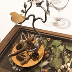 ラチュレ - ヒヨドリのリエット：木に止まっているヒヨドリを模してます。