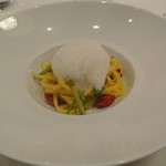 セリとドライトマトの手打ちタリオリーニ　からすみと共に