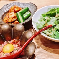 焼肉すどう 春吉 - 近江牛ユッケ&軽めのサラダ、キムチ様