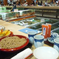 稚加榮 本店 - 料理越しに見える生簀