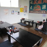 Uogashi Shokudou Hamakura - 小上がりのテーブル席もあって、小さい子供連れのお客さんもいましたよ。