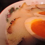 石田一龍 - 滑らかなベーススープは甘味さえ感じさせる、豊かな旨み、濃度。