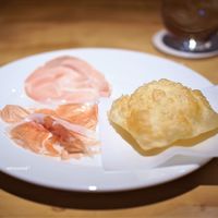 アドゥエパッシ - 多田さんのペルシュウとサラミとトルタフリッタ