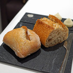 Takumi - ２種のパン　無塩バターと２種の塩で