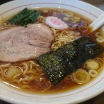 かまや食堂 - 中華そば（普通盛り）。ほうれん草が高騰のためか少なめ。