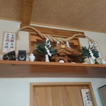 かまや食堂 - 神棚が立派です。流行ってる店は神棚もきちんとしてますね。