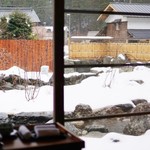 比良山荘 - 室内からお庭を眺めると…雪