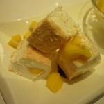 Hui Lau Shan - シャルロット風の生地でアイスとマンゴーをサンド、マンゴークリスプ