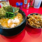 家系ラーメン王道 王道之印 - ラーメン並 ¥670  豚トロ丼 ¥200