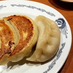 中華料理 慶 - 厚めの皮でしっかり包んであります