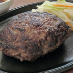 スティック＆スプーン - 荒挽き肉弾半バーグ　つなぎはほんの少しだけにして牛肉の美味しさをギュギュッと凝縮したステーキ感覚の肉肉しいハンバーグです。少し赤みが残るミディアムな焼き加減でご提供します。和牛交雑種使用