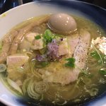 ロックンビリーS1 - Sロック全部乗せ1400円♫塩ラーメンですね♫とんでもなく高いクオリティの塩ラーメンです(≧∀≦)