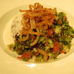 ムジャダラレンズ豆とブルグル（挽き割り小麦）のピラフにサラダ、フライドオニオン、ヨーグルトソースを添えて）