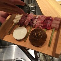 北浜 鳥匠 Ren - 最初に本日の串焼きの素材をプレゼンテーション