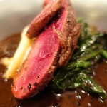 MAVO - 鴨肉の燻製。赤ワインとトリフのソース。
                                マッシュポテトに青菜のソテー