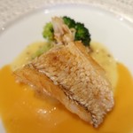 MAVO - ぐじ、甘鯛のソテー。皮がパリパリ身は柔らか
      甲殻類のソースが絶妙。カニのつけ添えにそのカニのソースで焼いたブロッコリーが絶品