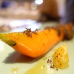 MAVO - 人参のソテー。トリフトッピングで土から取れた印象。柑橘系の味のアクセント