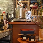 MAVO - 店内。真ん中上は減圧調理器。お茶を減圧低温で抽出し雑味と苦味を抑え旨味を最大限に引き出す。