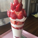 雪みるく - 雪みるくベリーのいちごパフェ