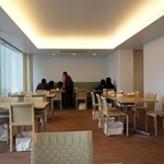 森戸茶房 - 明るい清潔なダイニング