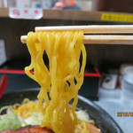 サッポロラーメン エゾ麺ロック - 札幌から直送される西山製麺の麺は…もっちりした食感の中太縮れ麺。