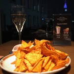 roof top bar & terrace G - トルティーヤチップス　サルサソース添え 700円たか