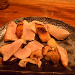 炭火割烹 蔓ききょう - 鶏のむねのたたき。