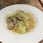 里山イタリアンAJIKURA - レモン風味のキャベツとチキンのオイルソースパスタ