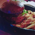 Tropics Bar & Grill - 仰け反るボリュームのハンバーガーw