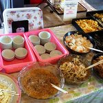 Chikugou Don Tokubee Udon - 無料の惣菜コーナー、自由に取り放題！