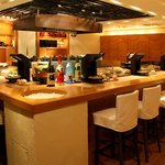 銀座 酉十郎 - 店内中央にあるオープンキッチン。カウンターでもお鍋をお楽しみ頂けます