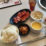 Juujuukarubi - じゅうじゅうおすすめランチ(¥1,166)
                      ランチドリンクバー(+194)、計¥1,360
                      ごはん、スープはおかわり自由で、黒カレーも食べ放題。さらにデザートの「いもっ娘」というのが付く。
