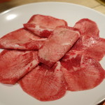 Gyuuniku Oroshidonya Chokuei Kishuubinchoutan Yakiniku To Donabe Gohan Niku To Hakusai Otokichi - 上塩タン