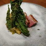 傳 - (2018年2月　訪問)鴨焼き、黒キャベツとネギ味噌添え。濃厚ながら洗練された鴨の旨味とネギ味噌の風味がとても心地良い一品でした。ローストしたパリパリの黒キャベツも相変わらず好きな味。