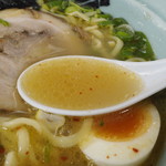 家系ラーメン 近藤家 - スープ(赤いのは豆板醤)