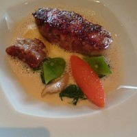シェヌー - 息子の肉料理。逆から撮影しました。ホロッホロの豚ちゃん。